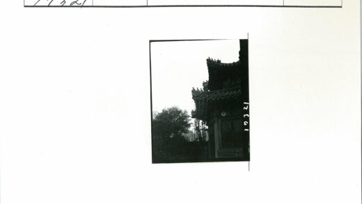 传统建筑屋檐细节与自然背景.jpg