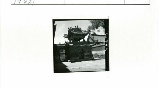 传统建筑屋顶与围墙景观.jpg