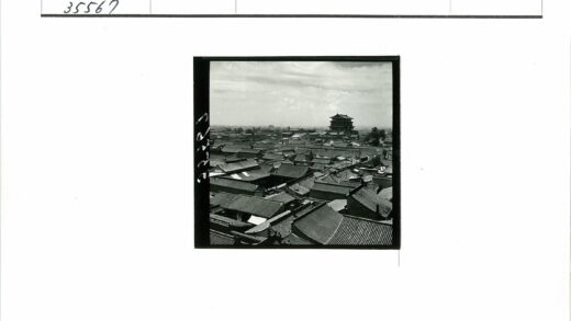 传统建筑屋顶与宝塔景观.jpg