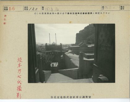 传统建筑屋顶与山景俯瞰.jpg