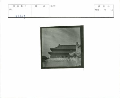 传统建筑屋顶与楼梯晴空景.jpg