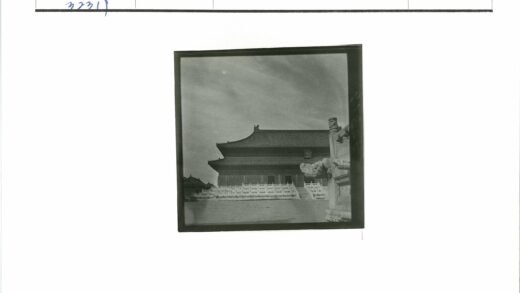 传统建筑屋顶与楼梯晴空景.jpg