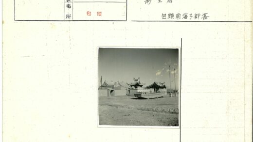 传统建筑屋顶与船结构景观.jpg