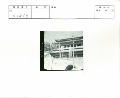 传统建筑屋顶与装饰杆景观.jpg