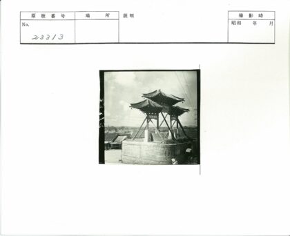 传统建筑屋顶与远山云天.jpg