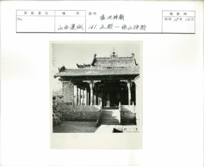 传统建筑屋顶木柱石阶枯树.jpg