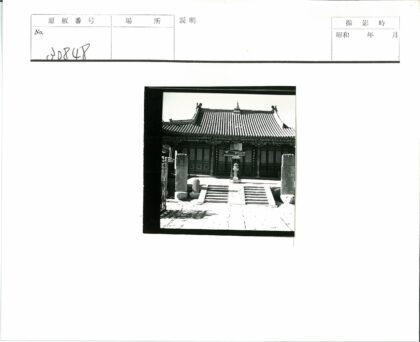传统建筑屋顶木门石灯.jpg