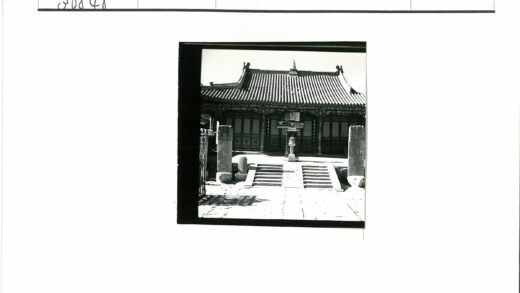 传统建筑屋顶木门石灯.jpg