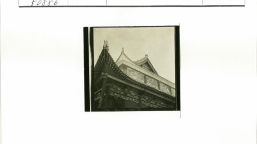 传统建筑屋顶精美雕刻雕像特写.jpg