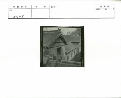 传统建筑屋顶雕刻与自然景观.jpg