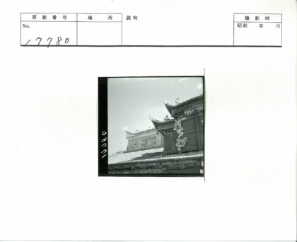 传统建筑屋顶雕刻与蓝天.jpg