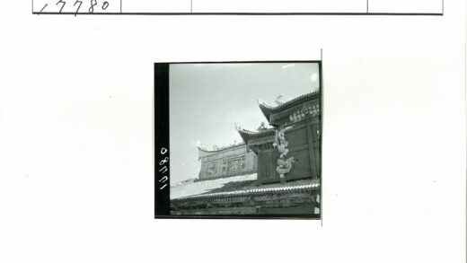 传统建筑屋顶雕刻与蓝天.jpg