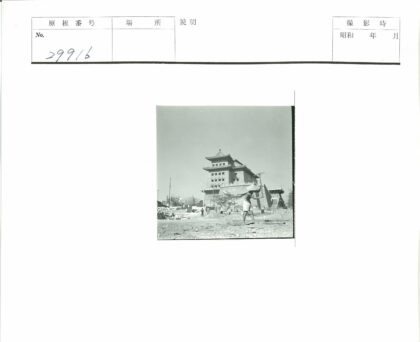 传统建筑工地戴草帽工人工作.jpg