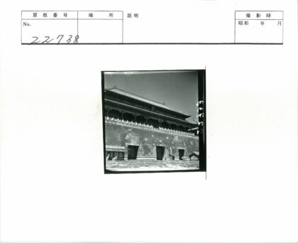 传统建筑庄严矗立晴空下.jpg