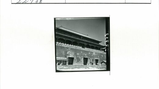 传统建筑庄严矗立晴空下.jpg