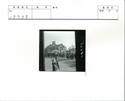 传统建筑庆典人群聚集.jpg
