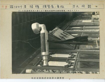 传统建筑店面标志与路灯.jpg