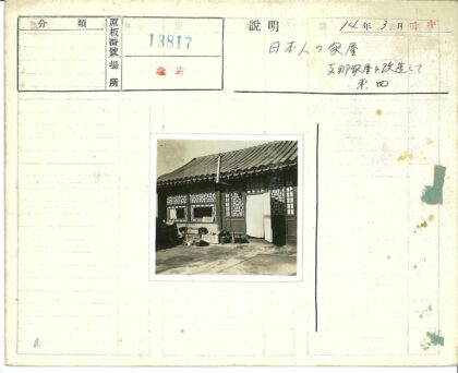传统建筑庭院与半开门窗.jpg