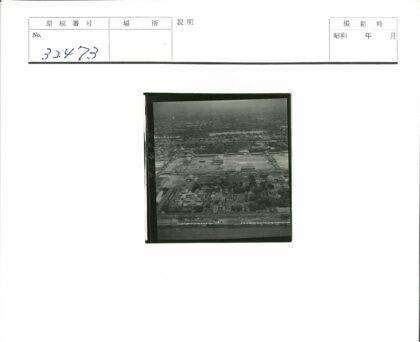 传统建筑庭院与城市河流景观.jpg