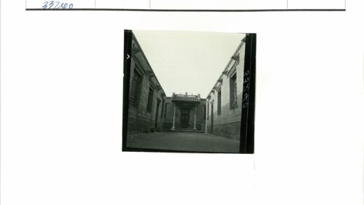 传统建筑庭院与装饰屋檐.jpg