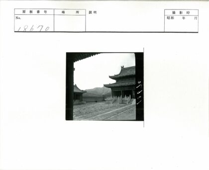 传统建筑庭院与远山风景.jpg