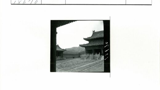 传统建筑庭院与远山风景.jpg