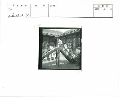 传统建筑庭院中的木制滑梯.jpg