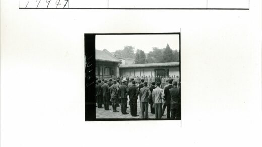 传统建筑庭院中的西装制服合影.jpg