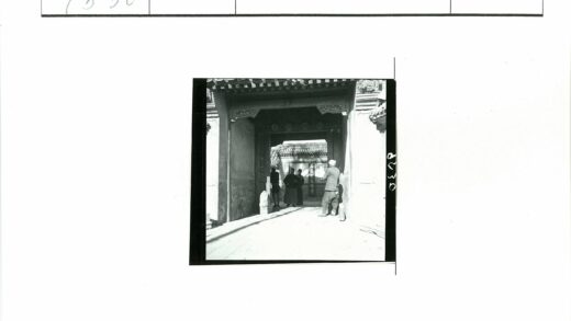 传统建筑庭院人物群像.jpg