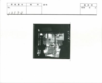 传统建筑庭院光影.jpg