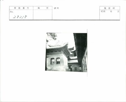 传统建筑庭院景观与分层屋顶.jpg