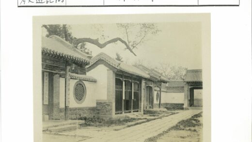 传统建筑庭院景观与石径绿意.jpg