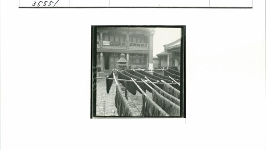 传统建筑庭院晾晒织物.jpg