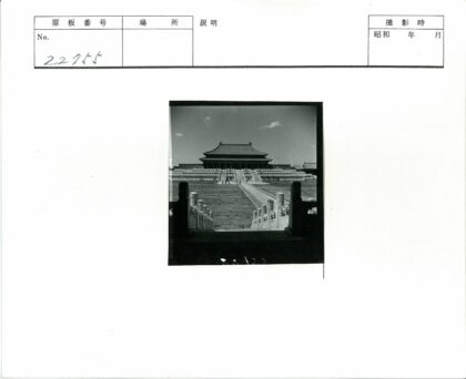 传统建筑庭院步道与石栏杆景观.jpg