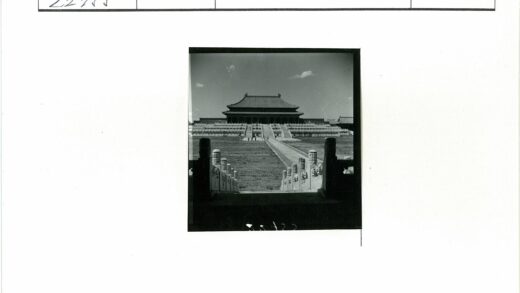 传统建筑庭院步道与石栏杆景观.jpg