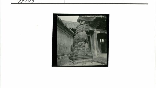 传统建筑庭院石狮子雕像.jpg