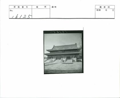 传统建筑庭院石阶与瓦顶景观.jpg