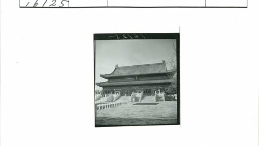 传统建筑庭院石阶与瓦顶景观.jpg