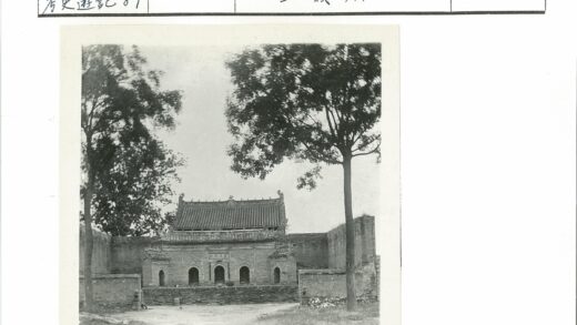 传统建筑庭院绿树环绕.jpg