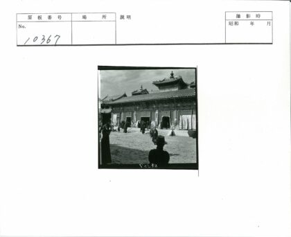 传统建筑庭院聚集场景.jpg