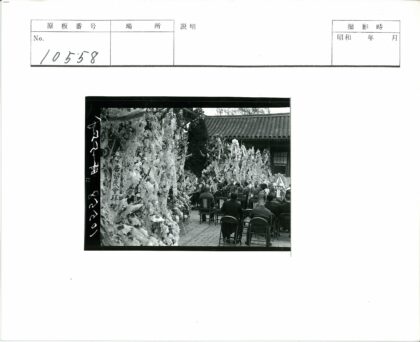 传统建筑庭院花圈仪式.jpg