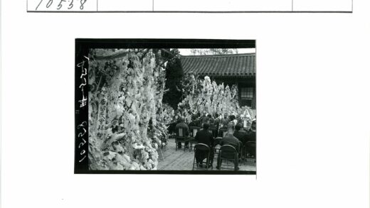 传统建筑庭院花圈仪式.jpg