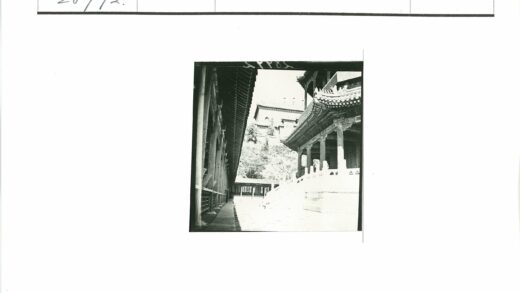 传统建筑庭院走道与自然景观.jpg