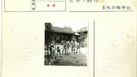 传统建筑庭院集体劳作.jpg