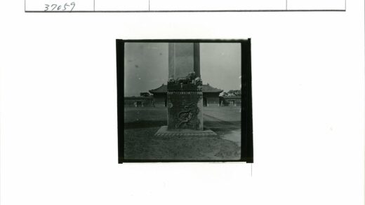 传统建筑庭院龙狮石柱雕刻.jpg