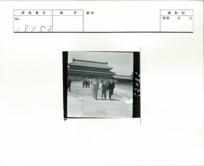 传统建筑弧形屋顶下的人群.jpg