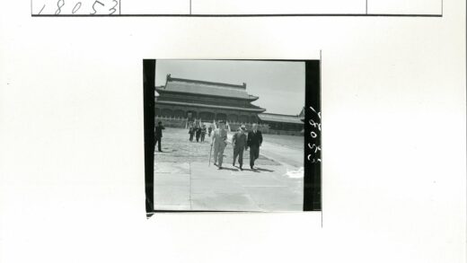 传统建筑弧形屋顶下的人群.jpg