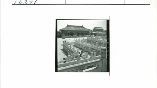 传统建筑弧形屋顶庭院景观.jpg