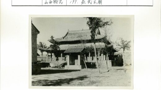 传统建筑弯曲屋顶绿树环绕.jpg