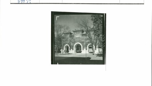 传统建筑拱形门廊冬日景.jpg